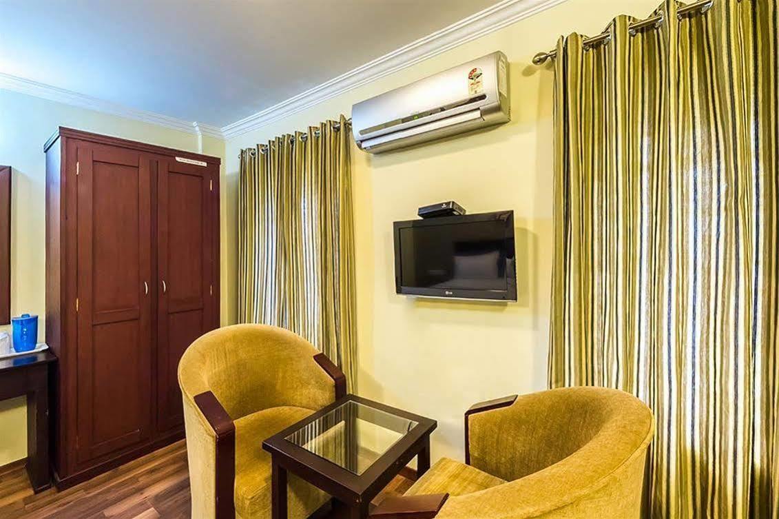 Century Grand Hotel Mananthavady Esterno foto