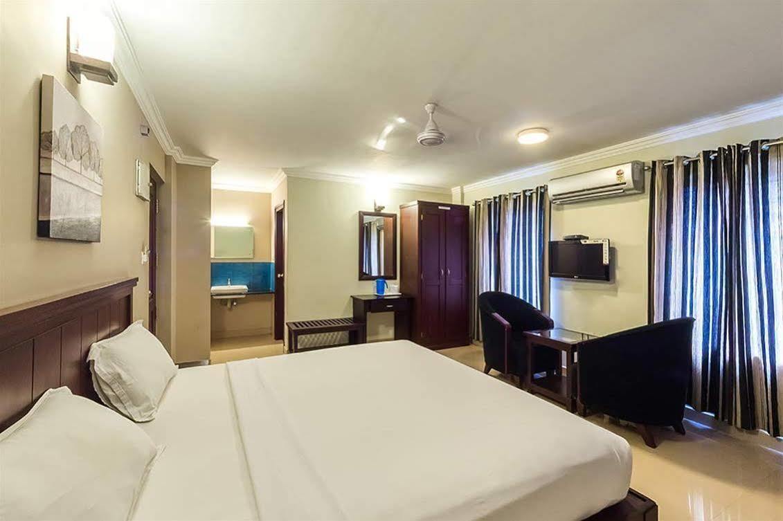 Century Grand Hotel Mananthavady Esterno foto